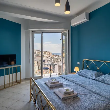 Guesthost - Sea View Retreat - Steps From Center *