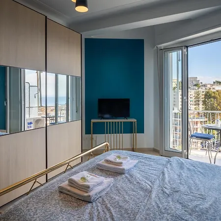 Guesthost - Sea View Retreat - Steps From Center Apartmán