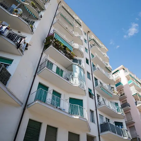 Apartment Sea View Retreat - Steps From Center