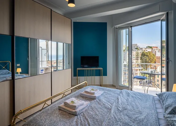 Sea View Retreat - Steps From Center 公寓